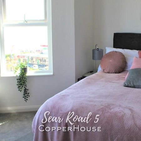 Beautiful Apartments On The Sea Front - Sea Road 5 Филикстоу Екстериор снимка