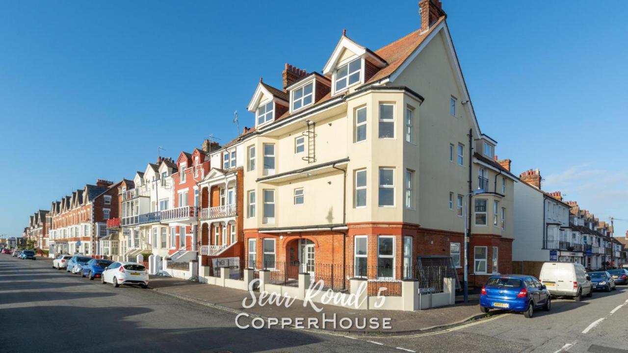 Beautiful Apartments On The Sea Front - Sea Road 5 Филикстоу Екстериор снимка