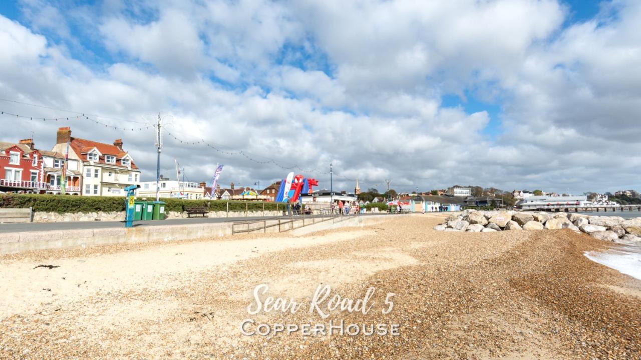 Beautiful Apartments On The Sea Front - Sea Road 5 Филикстоу Екстериор снимка