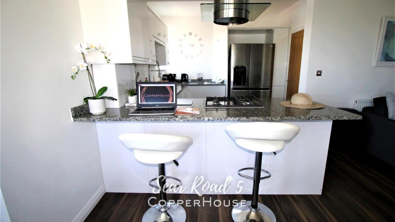 Beautiful Apartments On The Sea Front - Sea Road 5 Филикстоу Екстериор снимка