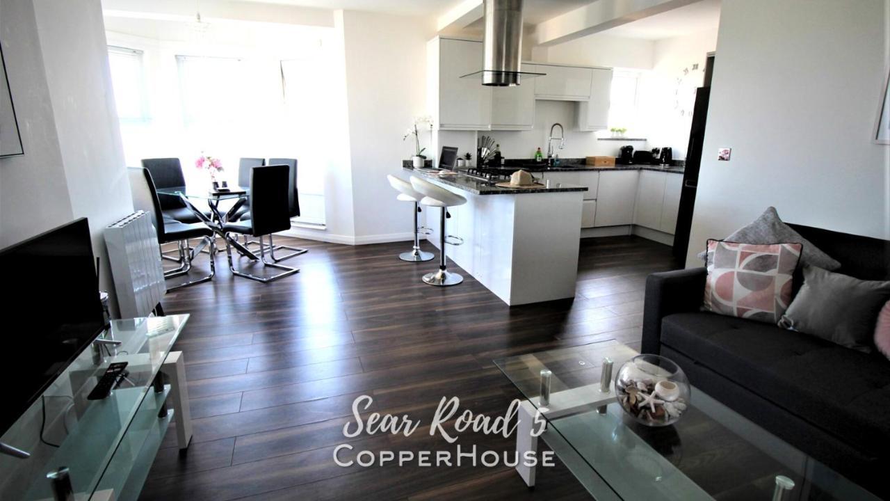 Beautiful Apartments On The Sea Front - Sea Road 5 Филикстоу Екстериор снимка