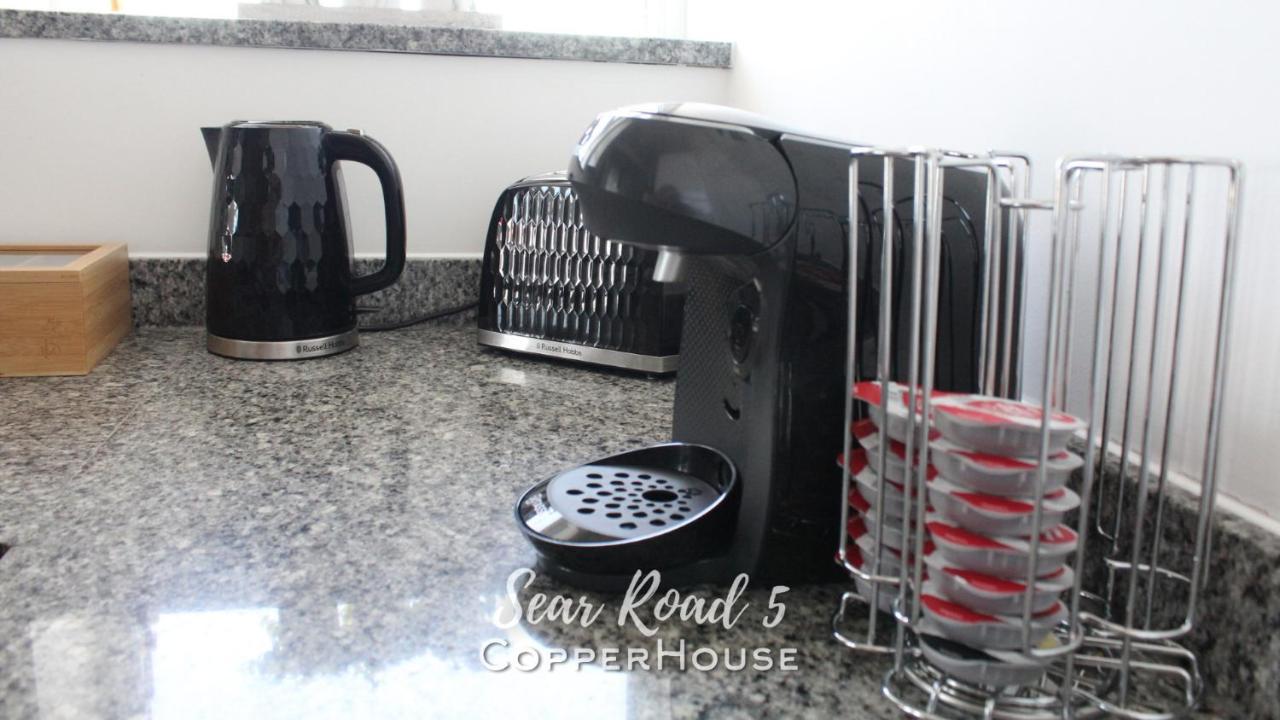Beautiful Apartments On The Sea Front - Sea Road 5 Филикстоу Екстериор снимка