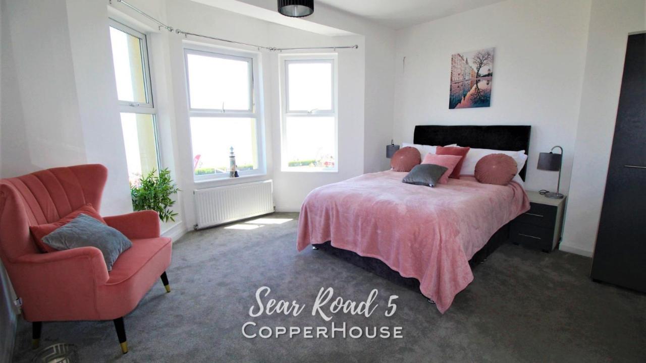 Beautiful Apartments On The Sea Front - Sea Road 5 Филикстоу Екстериор снимка