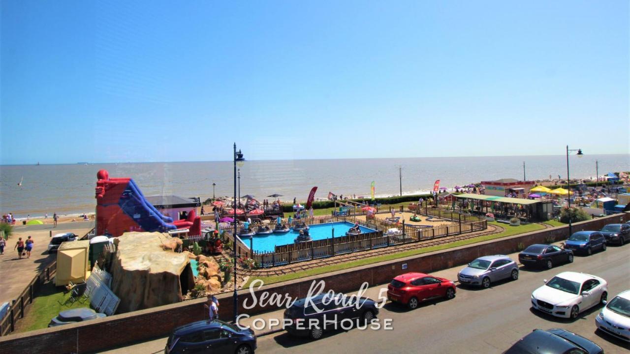 Beautiful Apartments On The Sea Front - Sea Road 5 Филикстоу Екстериор снимка